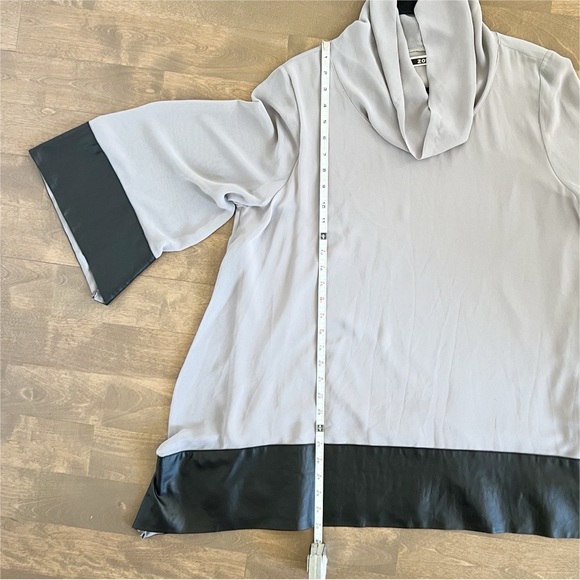 Zoi Flowy Blouse Grey Black faux leather XL - Picture 8 of 8